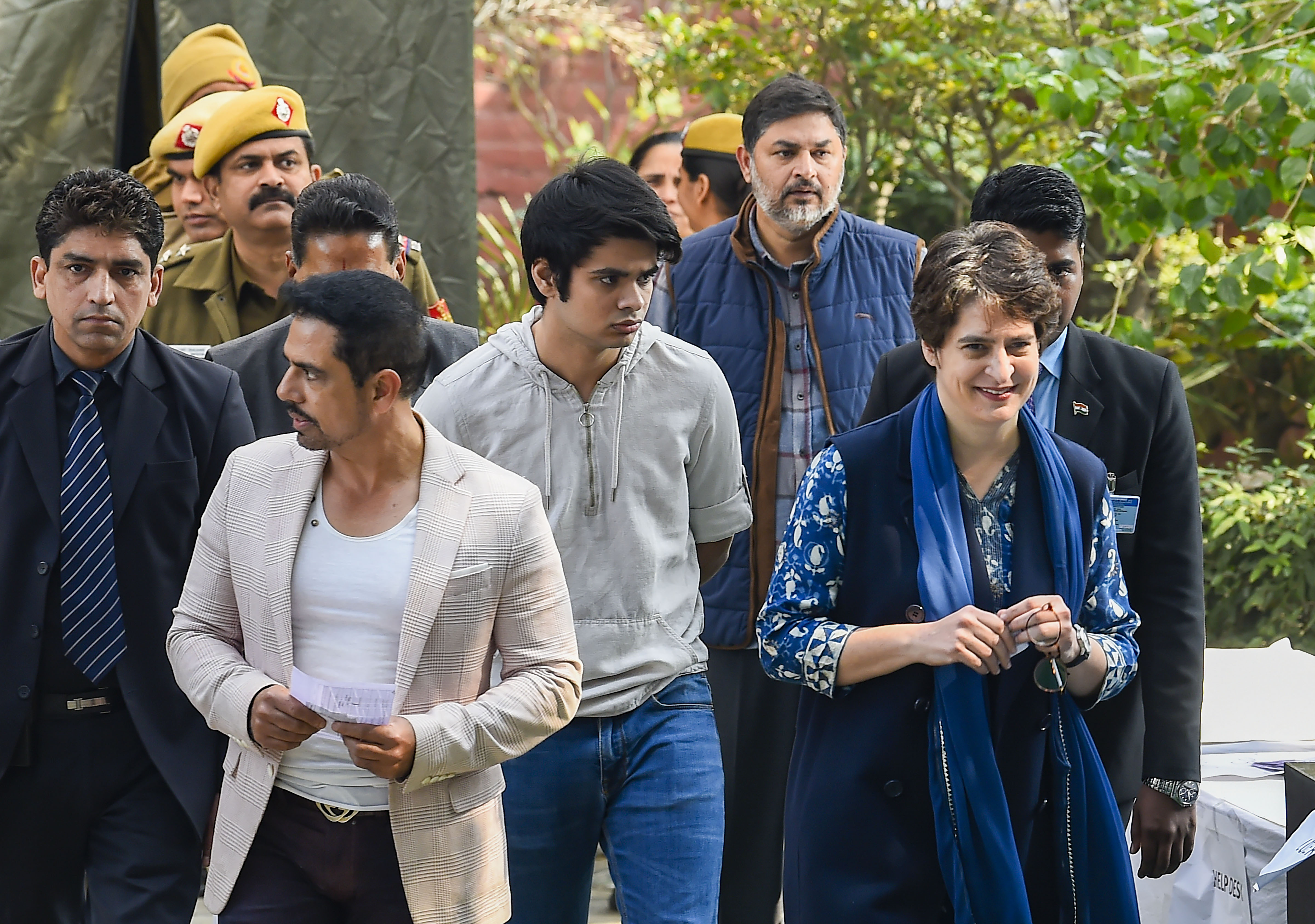 کانگریس کے جنرل سکریٹری پریانکا گاندھی واڈرا اور ان کے شوہر رابرٹ واڈرا اور بیٹے ریحان واڈرا، جو پہلی بار رائے دہندگان ہیں، نئی دہلی کے لودھی اسٹیٹ علاقے میں، ایک پولنگ اسٹیشن پر دہلی اسمبلی انتخابات کے دوران اپنا ووٹ ڈالنے پہنچے ۔ تصویر : پی ٹی آئی